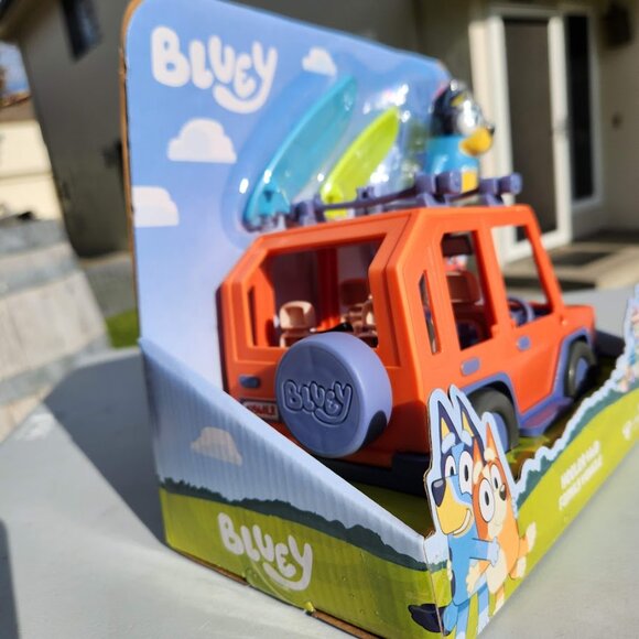 New Bluey Family Cruiser Car Vehicle Blue Dog Family Caravan Toy Set with 2 Surf - Picture 11 of 16